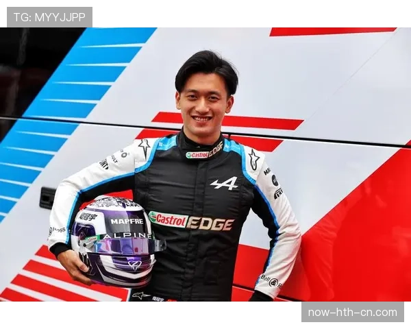 周冠宇赛后瘫在椅子上啃能量棒的样子，真不像年薪上亿的F1车手