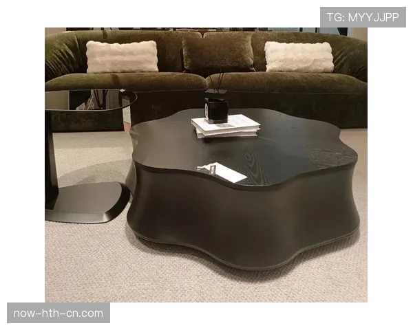 拉塞尔·韦斯特布鲁克晒家居照，我家三个月工资都能塞他茶几下面