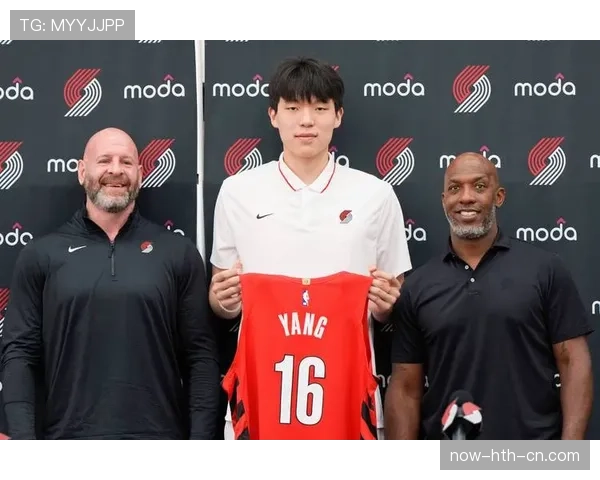 杨瀚森一到家就换成拖鞋，场上还那么飒，差距也忒大了点吧？